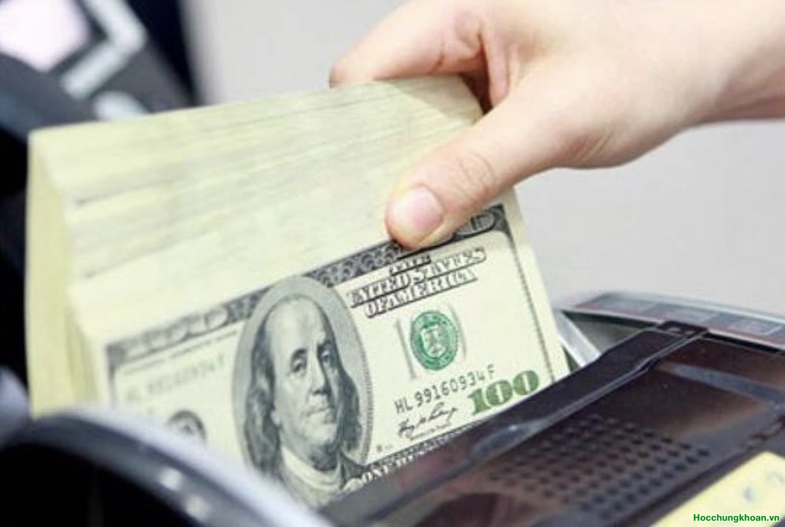 Tại sao nhà đầu tư nước ngoài bán mạnh trên thị trường chứng khoán Việt Nam